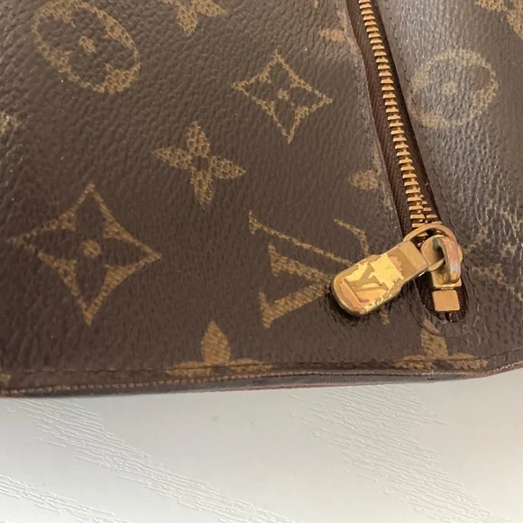 Louis Vuitton Wallet with gold bucket closure - Picture 8 of 8